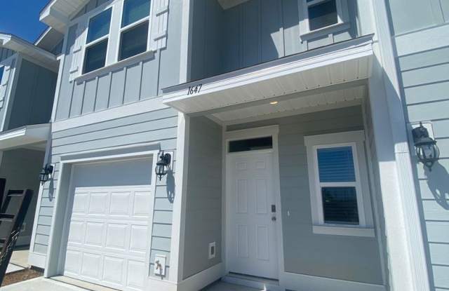 Modern, Spacious & Efficient Townhome in Lynn Haven! *1/2 OFF Security Deposit for Active-Duty Military!*