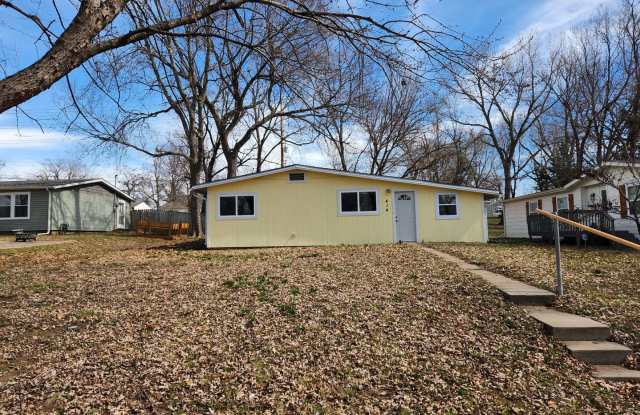 Updated 3BR, 1BTH rancher near Gage Park! - 414 Southwest Saline Street, Topeka, KS 66606