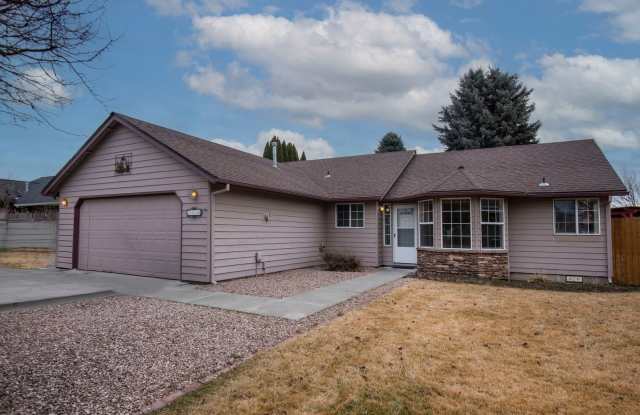 Beautiful 3-Bedroom Home with Large Fenced Yard – Available Now!