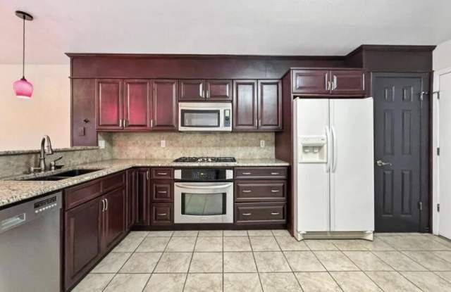 3 STRATFORD HALL Circle