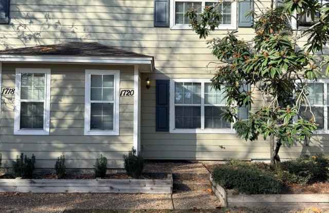 Beautiful 2bd/1.5bath Townhome