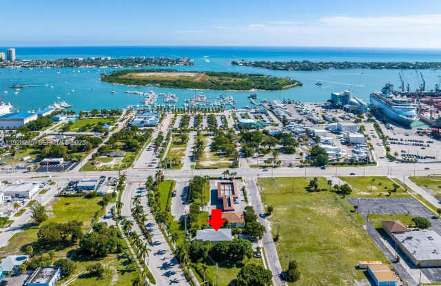 Photo of 56 W 12th St