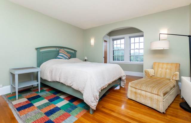 Photo of Single Family Updated Home in Arlington