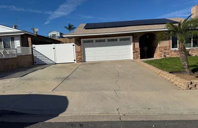 Spacious 3 Bedroom 2 Bath with a Den and Fireplace!