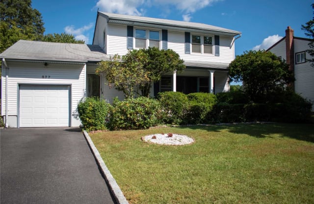 577 Lakeway Dr - 577 Lakeway Drive, West Babylon, NY 11704