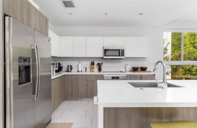 2475 Northeast 135th Street