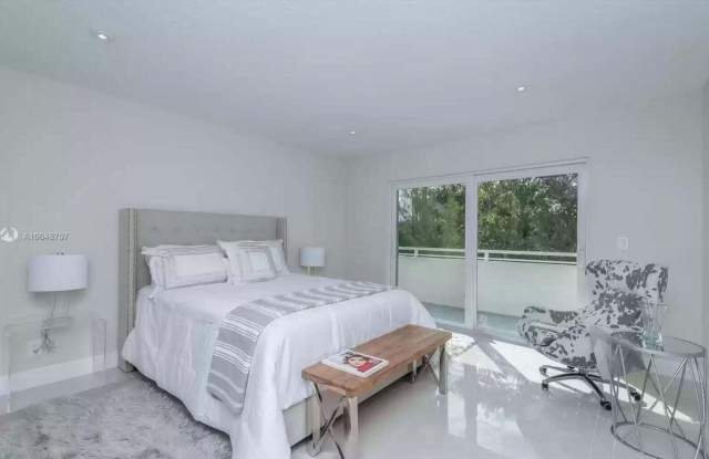 Photo of 3212 NE 12th Street