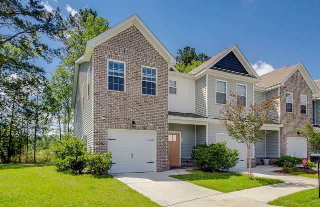 Amenities packed townhouse!