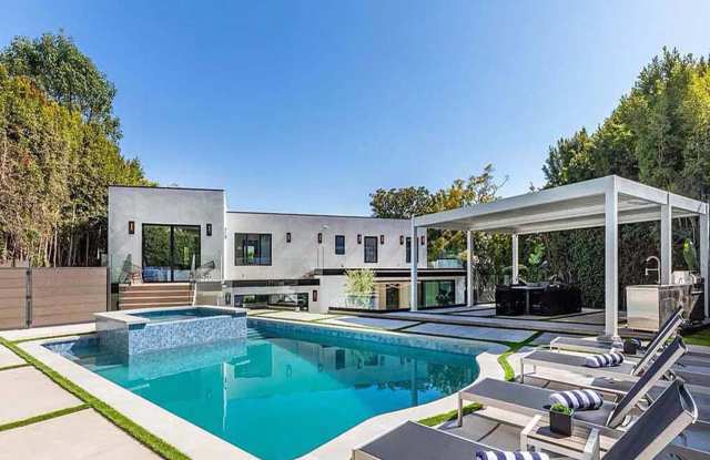 1271 Sunset Plaza Dr