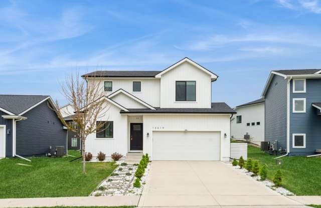 PERFECT LOCATION!!  3 Bedroom, 2.5 Bathroom Home in Urbandale!