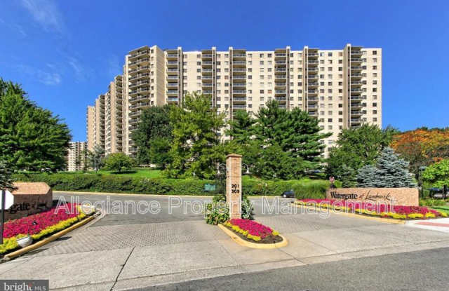 203 Yoakum Pkwy