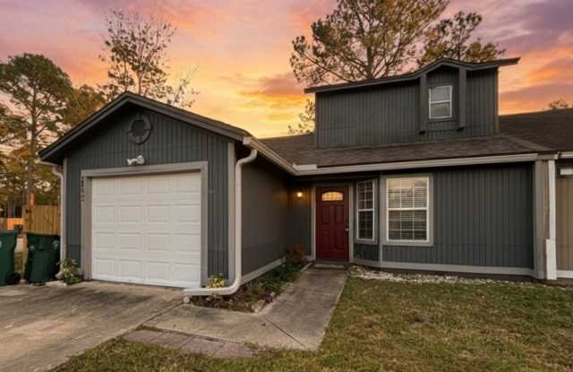 3 Bed 2 Bath Townhome with Attached Garage, Fenced in Backyard with Patio in Prime Location! Pet Friendly!