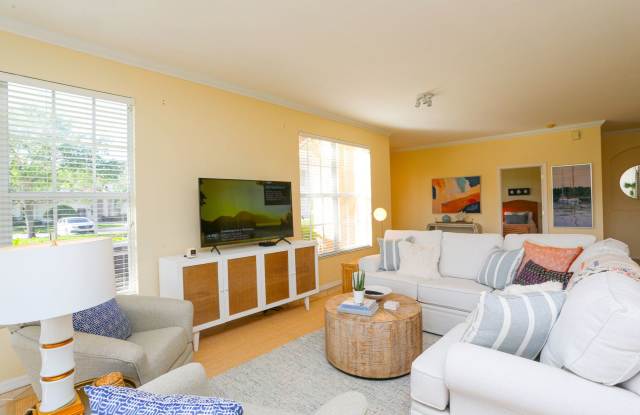 2/2 BEAUTIFUL COACH HOME ** SPANISH WELLS GOLF AND COUNTRY CLUB COMMUNITY  ** COMMUNITY POOLS **