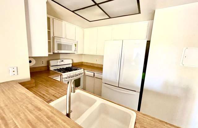 Great location! 2 bed 2 bath Simi Valley condo!