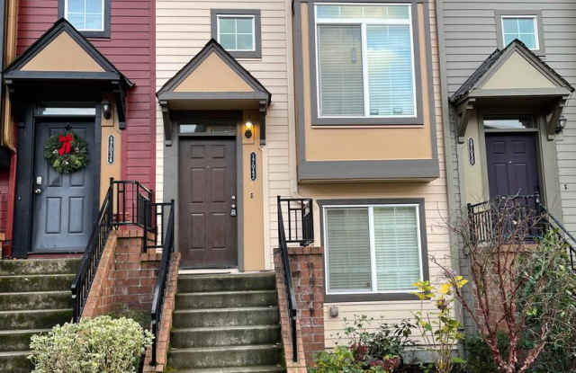 Photo of 3br/3ba Townhouse near 170th ave MAX station