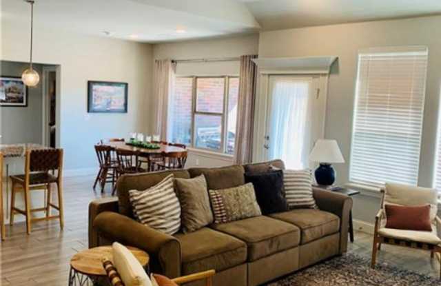 Stylish 4-Bed With Fireplace  Covered Porch