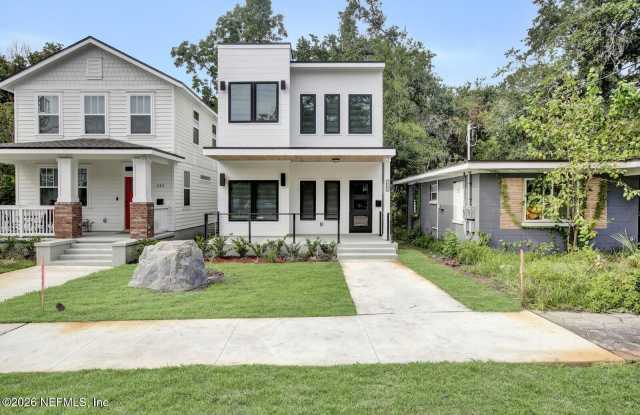 218 E 2ND Street