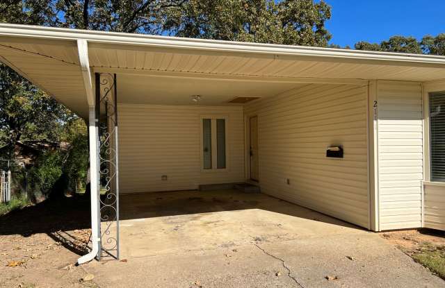 2111 Seminole Trail, North Little Rock AR 72116 - Very nice 3br 1.5ba w/den just off JFK