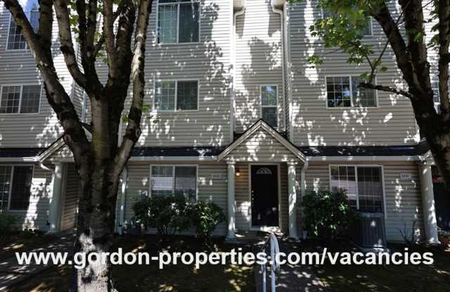 NE Halsey St - Gresham 2 bedroom townhouse with den/office