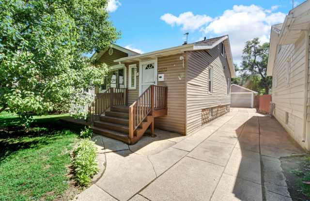 2 Bedroom 1.5 Bathroom House for Rent!