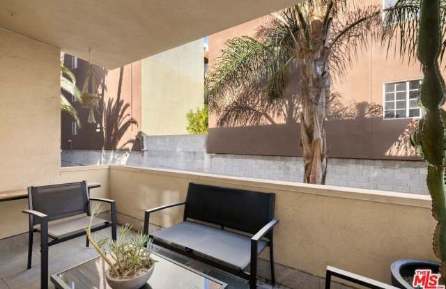 1734 N Fuller Ave unit: 209