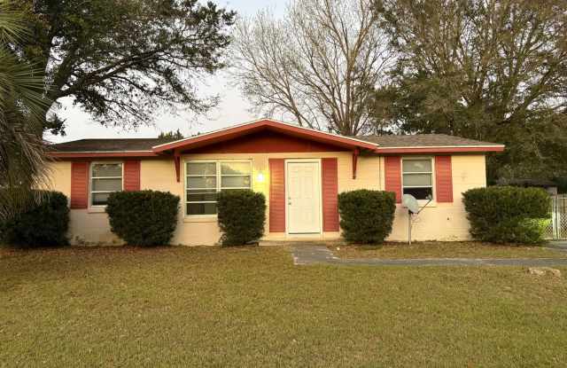Great 2 large Bedrooms and 2 bath Beauty! Wonderful location. Call Sheila 407-687-7900