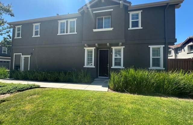 Gorgeous 3 Bed, 2 Bath in Gated Community in Brentwood