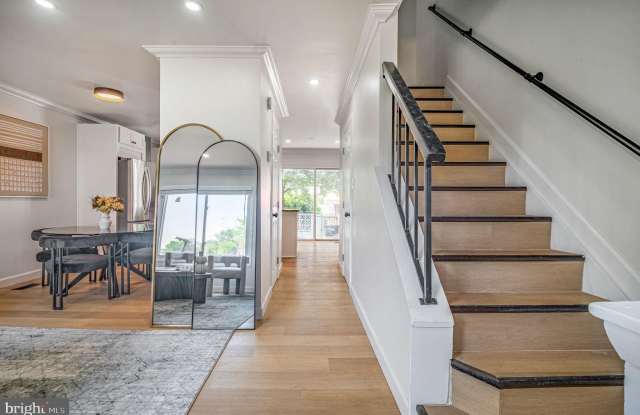 1325 BARNABY Terrace SE