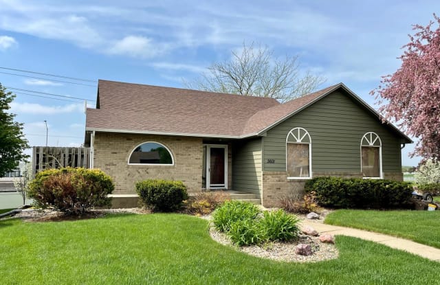 3601 E Raven Oaks Cir - 3601 East Raven Oaks Circle, Sioux Falls, SD 57103