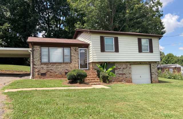 Photo of Available Now!! Beautiful 3 Bedroom