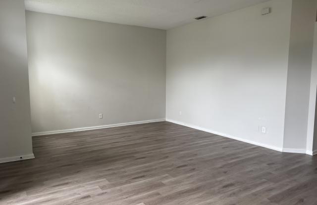 7242 Longhorn Circle South