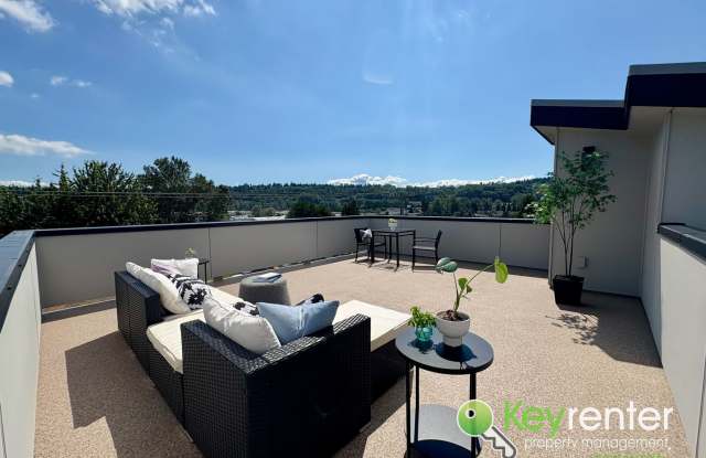 **Rent Special** Modern 3 Bedroom Seattle Home with Vaulted Ceilings