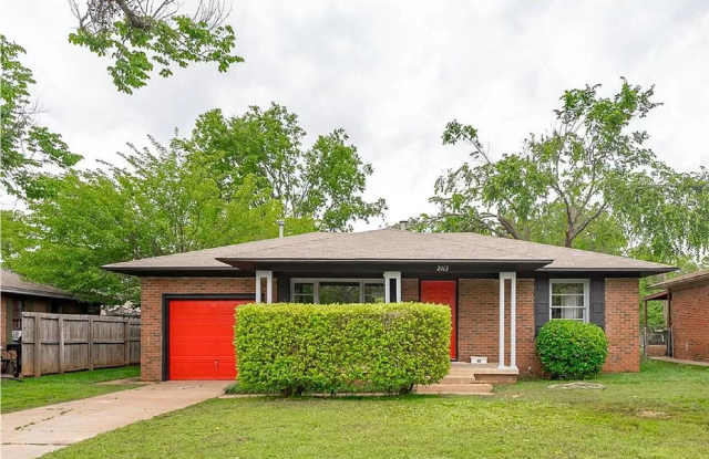 Photo of Charming 2-Bedroom / 1-Bathroom Bungalow in The Village