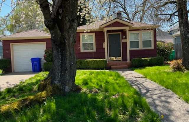 2bd/1ba Large Fenced Back Yard  1-Car Garage! - 7736 North Willamette Boulevard, Portland, OR 97203