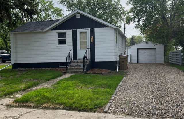 Cozy Cottage with garage and fenced yard