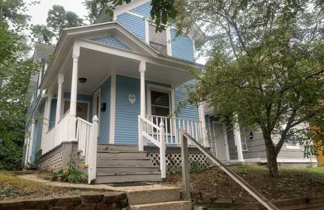 643 Lafayette Ave NE