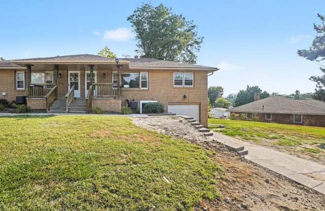 Modern Comfort meets Convenience - 3BR/2BA Duplex