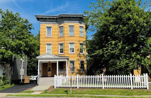 370 Maple Avenue