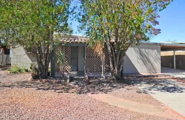 Photo of 2437 N Walnut Avenue