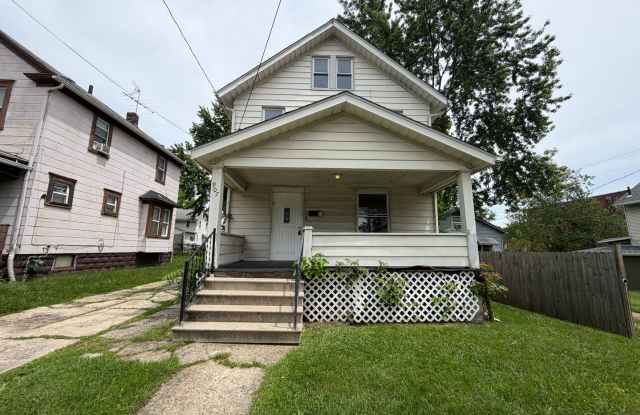 907 Kling Street – 3-Bedroom Home with Carpet Throughout, Fridge & Stove