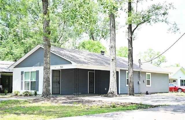 711 E ILLINOIS Avenue