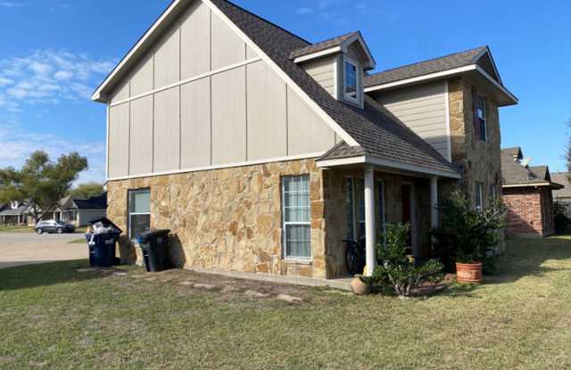 FALL PRE-LEASE - 4 Bedroom/3 Bath 2 Story Home!!