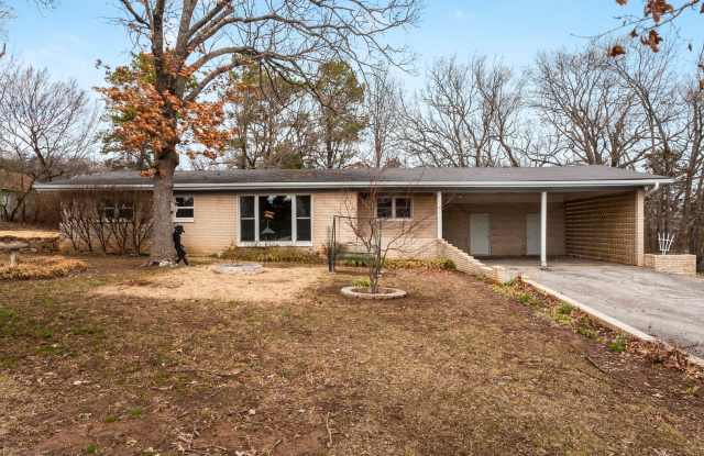 1236 E Township, Fayetteville, AR - Beautiful 3 Bedroom/2 Bathroom Home