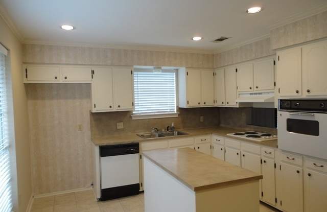 Big house in Shenandoah with double garage, fully fenced back yard!