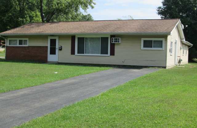 2433 Bainbridge Ave - 2433 Bainbridge Avenue, Austintown, OH 44511