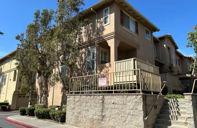 Updated 3 Bed/2.5 Bath Townhome in Gate Community in Anaheim