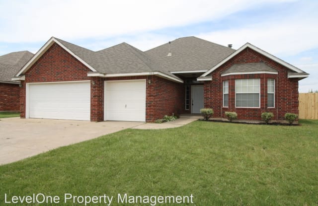 535 West Geronimo Way - 535 West Geronimo Court Way, Mustang, OK 73064