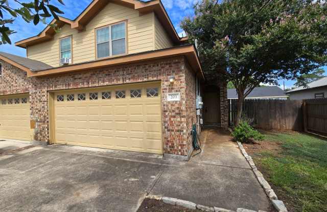 3/2.5/2 Duplex / Easy Access to Highways, Shopping, Restaurants, & Entertainment / Large Fenced in Yard / CISD