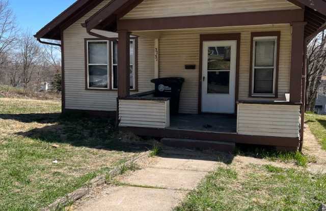 2 bedroom 1 bath house. off street parking. $1000