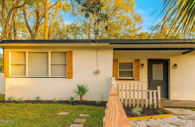 1857 BROOKVIEW Drive S